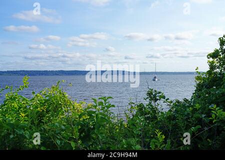 GANCIO DI SABBIA, NK –16 LUG 2020- Vista panoramica della spiaggia sulla Sandy Hook Bay nella Gateway National Recreation Area, Sandy Hook, New Jersey, United Foto Stock