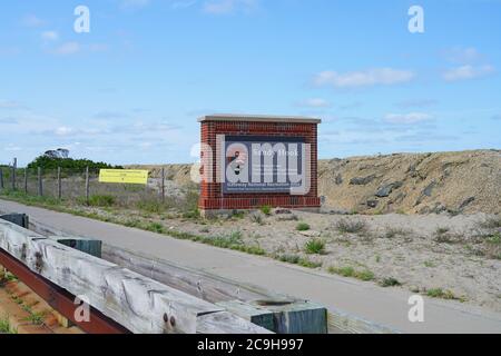 GANCIO DI SABBIA, NK –16 LUG 2020- Vista del cartello del Servizio del Parco Nazionale per la Sandy Hook Gateway National Recreation Area in New Jersey e Fort Hancock Foto Stock