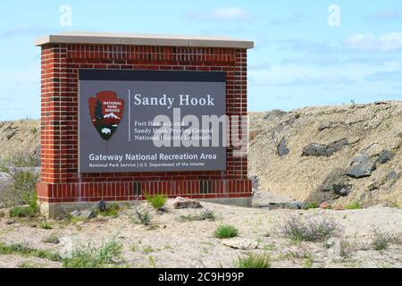 GANCIO DI SABBIA, NK –16 LUG 2020- Vista del cartello del Servizio del Parco Nazionale per la Sandy Hook Gateway National Recreation Area in New Jersey e Fort Hancock Foto Stock