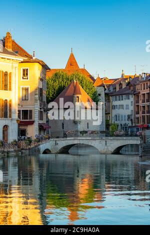 Annecy in Francia, case tipiche nel centro storico, sul fiume Foto Stock