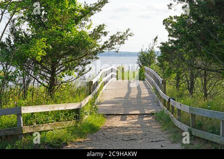 GANCIO DI SABBIA, NK –16 LUG 2020- Vista panoramica della spiaggia sulla Sandy Hook Bay nella Gateway National Recreation Area, Sandy Hook, New Jersey, United Foto Stock