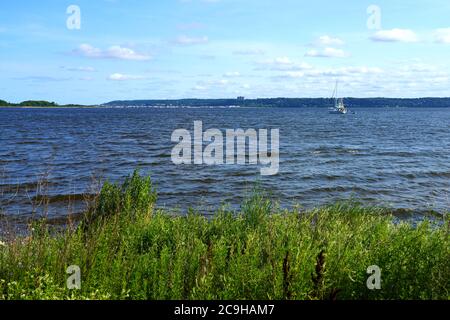 GANCIO DI SABBIA, NK –16 LUG 2020- Vista panoramica della spiaggia sulla Sandy Hook Bay nella Gateway National Recreation Area, Sandy Hook, New Jersey, United Foto Stock