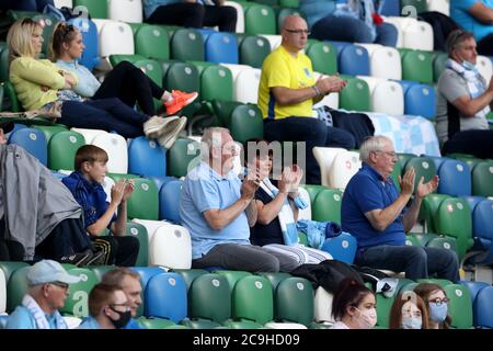 Ballymena ha Unito i tifosi negli stand durante la partita finale della Coppa irlandese dei blinders di Sadler al Windsor Park di Belfast. Foto Stock