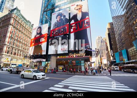 New York, USA - 30 giugno 2018: Ingresso della metropolitana di Times Square a West 42 Street. Foto Stock