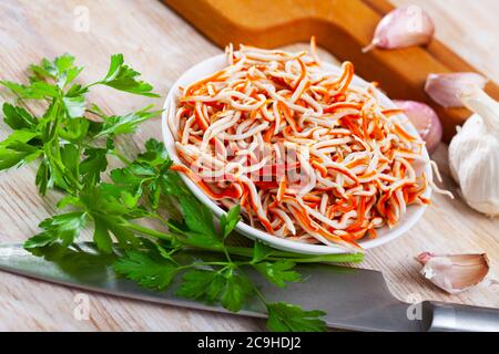 Tipico per la Spagna, tapa Rallado de Mar di pesce fatto di surimi grattugiati decorati con prezzemolo fresco Foto Stock