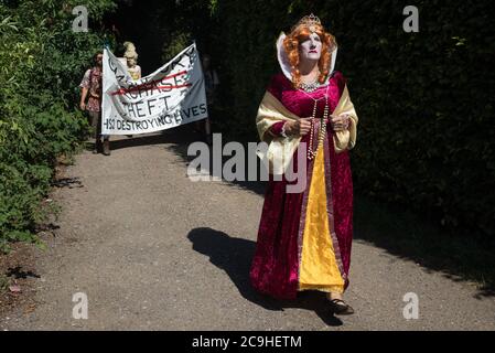 Harefield, Regno Unito. 31 luglio 2020. Attivisti ambientali in costume d'epoca da gruppi opposti al collegamento ferroviario ad alta velocità HS2 restaurare una visita storica 1602 da parte della regina Elisabetta i a Dews Farm. Gli attivisti hanno cercato di ripercorrere i passi della Regina Elisabetta i dalla chiesa di Santa Maria alla Dews Farm per rendere omaggio a Anne e Ron Ryall, 73 e 72. Il giorno della loro sfratto da Dews Farm da HS2 dopo aver trascorso nove anni e il loro risparmio di vita ristrutturando la loro casa da sogno £1m, ma trovato il loro percorso bloccato da recinzioni HS2 e guardie di sicurezza. Credit: Mark Kerrison/Alamy Live News Foto Stock