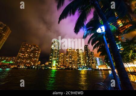 I grattacieli del fiume Miami camminano di notte. Florida meridionale, Stati Uniti Foto Stock