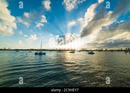 Cielo spettacolare sulla Baywalk di Miami Beach al tramonto. Florida meridionale, Stati Uniti Foto Stock