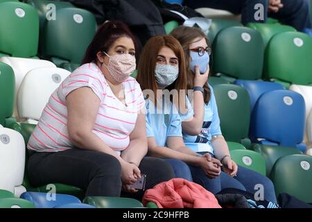 Ballymena ha Unito i tifosi negli stand durante la partita finale della Coppa irlandese dei blinders di Sadler al Windsor Park di Belfast. Foto Stock