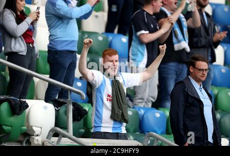 I fan di Ballymena United reagiscono negli stand durante la partita finale della Coppa irlandese dei blinders di Sadler al Windsor Park di Belfast. Foto Stock