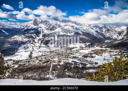 Vista panoramica sulla città montana di Cortina d' Ampezzo, Italia Foto Stock