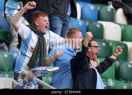 I fan di Ballymena United festeggiano negli stand durante la partita finale della paurosa Irish Cup di Sadler a Windsor Park, Belfast. Foto Stock