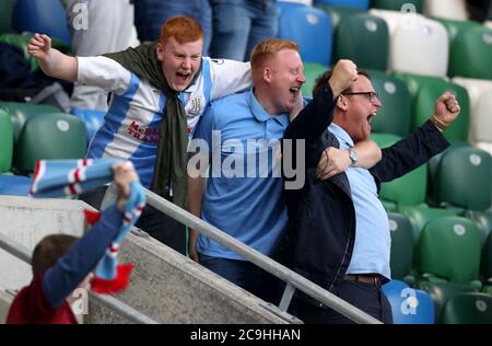 I fan di Ballymena United festeggiano negli stand durante la partita finale della paurosa Irish Cup di Sadler a Windsor Park, Belfast. Foto Stock