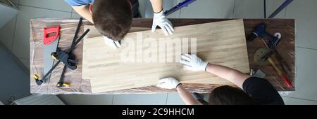 Lavoratori del legno in uniforme sul luogo di lavoro Foto Stock
