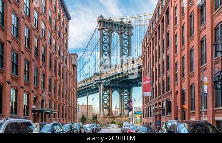 Iconico DUMBO: Vista del Ponte di Manhattan con l'Empire state Building da Washington Street a DUMBO, Brooklyn Foto Stock