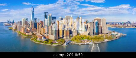 Vista aerea dello skyline di Lower Manhattan lungo il porto di New York e il fiume Hudson dal Liberty state Park a Jersey City, New Jersey Foto Stock