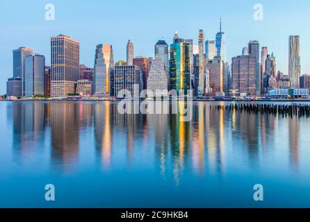 Alba su Lower Manhattan; riflessioni mattutine sull'East River; New York, NY Foto Stock