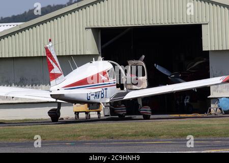 Aeromobili leggeri parcheggiati all'esterno dell'appendiabiti. Aeroporto di Wolverhampton Halfpenny Green. Bobbington. Staffordshire. REGNO UNITO Foto Stock