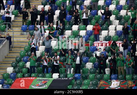 I fan di Glentoran reagiscono negli stand durante la partita finale della Coppa irlandese dei blinders di Sadler al Windsor Park di Belfast. Foto Stock