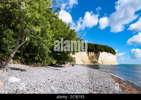 Spiaggia di ciottoli e scogliere di gesso sulla spiaggia di Piratenschlucht (gola dei pirati) sul Mar Baltico nel Parco Nazionale di Jasmund, Isola di Rügen, Germania. Foto Stock