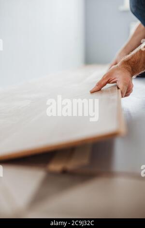 Il master laminato collega i pannelli in un unico intero - faccia-esso-te pavimento - veloce ed economico pavimento nella casa Foto Stock