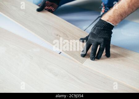 Il master laminato collega i pannelli in un unico intero - faccia-esso-te pavimento - veloce ed economico pavimento nella casa Foto Stock