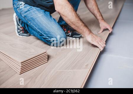 Il master laminato collega i pannelli in un unico intero - faccia-esso-te pavimento - veloce ed economico pavimento nella casa Foto Stock