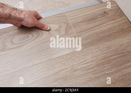 Istruzioni passo passo per la posa di pavimenti laminati - collegamento di lamelle con serratura trasversale e longitudinale Foto Stock