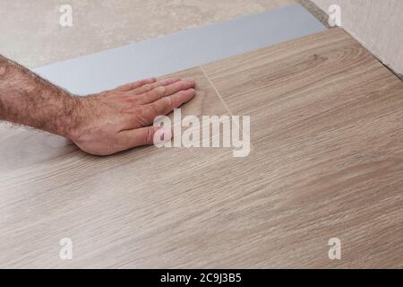 Istruzioni passo passo per la posa di pavimenti laminati - collegamento di lamelle con serratura trasversale e longitudinale Foto Stock