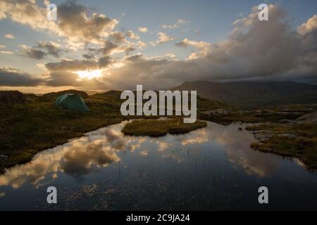 Campeggio selvaggio al confine, Lake District, UK Foto Stock