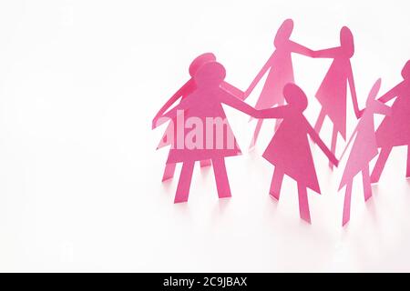 Figure femminili della catena di carta con taglio rosa su sfondo bianco. Foto Stock