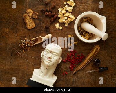 Erbe e attrezzature usate per la medicina alternativa. Foto Stock