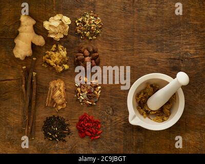 Erbe e attrezzature usate per la medicina alternativa. Foto Stock