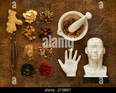 Erbe e attrezzature usate per la medicina alternativa. Foto Stock