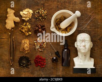 Erbe e attrezzature usate per la medicina alternativa. Foto Stock