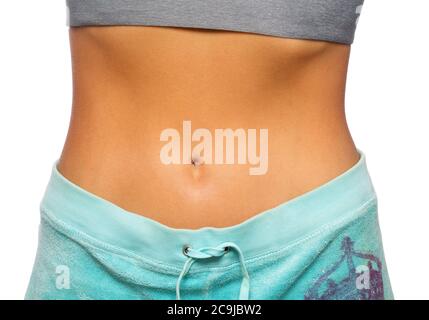 Donna in fondi da jogging e cropped top mostrando la sua vita e ombelico. Foto Stock
