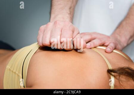 Rilascio miofasciale. Medico che lavora sulla schiena del paziente. Foto Stock