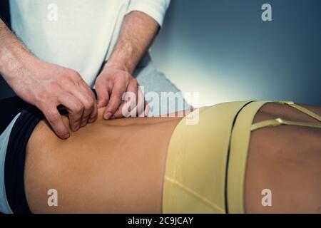 Rilascio miofasciale. Medico che lavora sulla schiena del paziente. Foto Stock