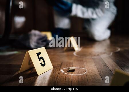 Scena del crimine. Esperto forense che raccoglie prove da una scena criminale. Foto Stock