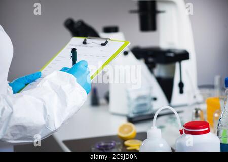 Ispettore per la sicurezza alimentare in laboratorio. Foto Stock