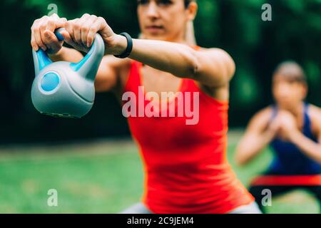 Donne che si esercitano all'aperto. Foto Stock