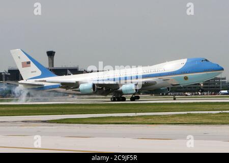 Air Force One atterra all'aeroporto internazionale di Chicago, Illinois Foto Stock