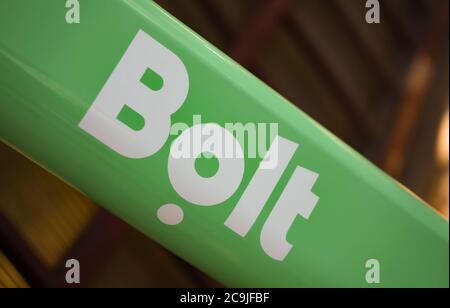Bucarest, Romania - 29 luglio 2020: Il logo di un bollo di uno scooter elettrico parcheggiato su un marciapiede a Bucarest. Questa immagine è solo per uso editoriale. Foto Stock