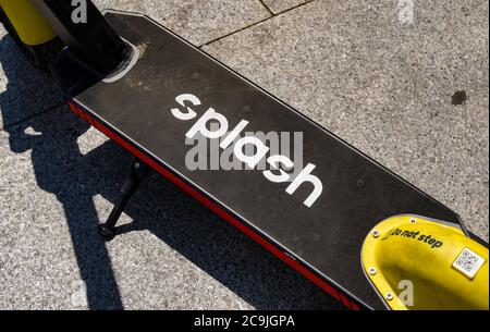 Bucarest, Romania - 29 luglio 2020: Uno scooter elettrico Splash è parcheggiato su un marciapiede a Bucarest. Questa immagine è solo per uso editoriale. Foto Stock