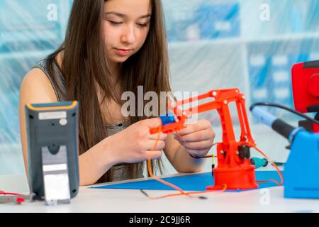 Ragazza che lavora al progetto di robotica. Foto Stock