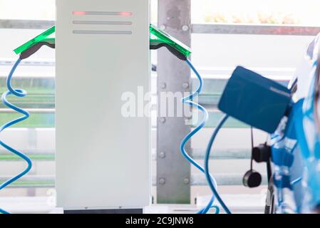 Ricarica di auto elettriche. Foto Stock