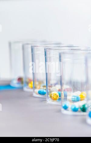 Pillole in tazza di plastica usa e getta. Concetto di farmaco. Foto Stock