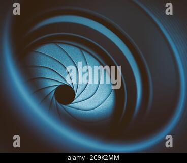 Fotografia macro dall'interno di un obiettivo che mostra le lame del diaframma. Foto Stock