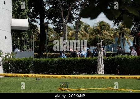 Managua, Nicaragua. 31 luglio 2020. Persone dietro un nastro di barriera. Un uomo gettò una bottiglia di marca alla cattedrale. Secondo i media locali, si dice che gli attacchi contro altre due chiese siano stati effettuati nelle ultime settimane. I luoghi di culto cattolici hanno offerto rifugio agli studenti e ai membri dell'opposizione durante le proteste contro il governo del capo di stato Ortega nel 2018. Credit: Carlos Herrera/dpa/Alamy Live News Foto Stock