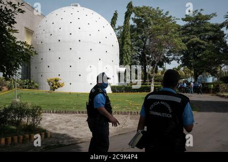 Managua, Nicaragua. 31 luglio 2020. Ufficiali di polizia si trovano fuori dalla cattedrale. Un uomo ha gettato una bottiglia incendiaria contro la cattedrale. Secondo i media locali, si dice che nelle ultime settimane siano stati commessi attacchi contro altre due chiese. I luoghi di culto cattolici hanno offerto rifugio agli studenti e ai membri dell'opposizione durante le proteste contro il governo del capo di stato Ortega nel 2018. Credit: Carlos Herrera/dpa/Alamy Live News Foto Stock